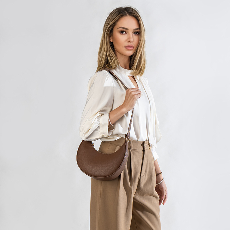 Ženska torba ispod pazuha, ljetna crossbody torba preko ramena, baguette torba u obliku polumjeseca, Instagram inspiracija, model 2026