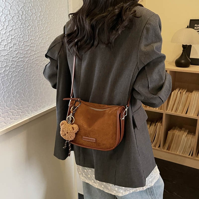 Ženska crossbody torba od brušenog velura s mat završetkom, jesensko-zimski trend, mini kvadratnog oblika, srednje veličine, zatvarač, podstava od poliestera, jedna naramenica, proljeće 2026 izdanje