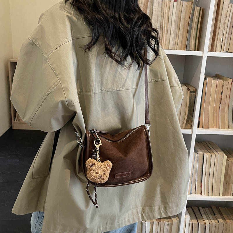 Ženska crossbody torba od brušenog velura s mat završetkom, jesensko-zimski trend, mini kvadratnog oblika, srednje veličine, zatvarač, podstava od poliestera, jedna naramenica, proljeće 2026 izdanje