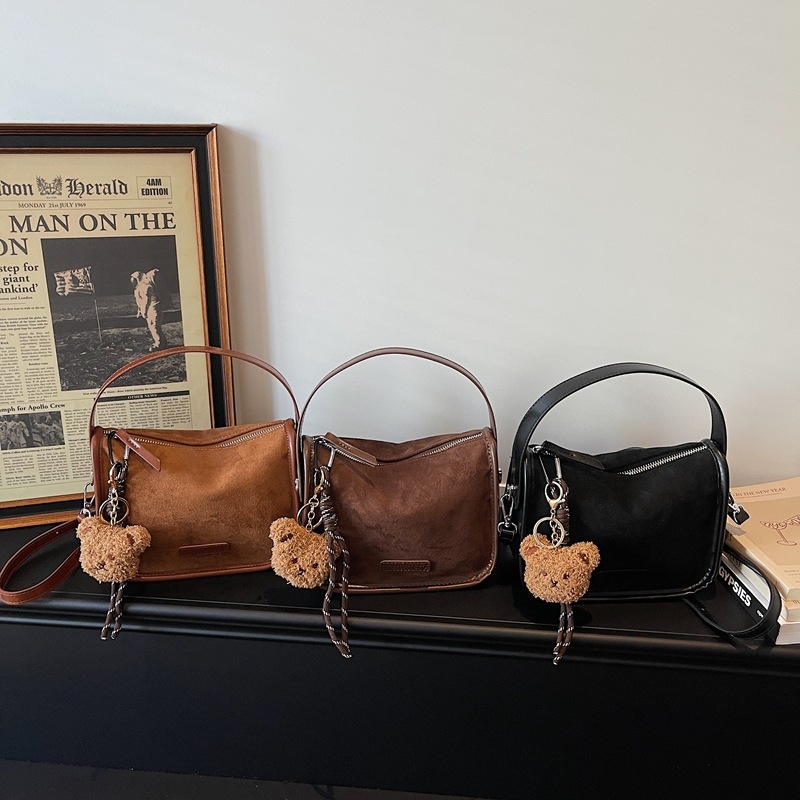 Ženska crossbody torba od brušenog velura s mat završetkom, jesensko-zimski trend, mini kvadratnog oblika, srednje veličine, zatvarač, podstava od poliestera, jedna naramenica, proljeće 2026 izdanje