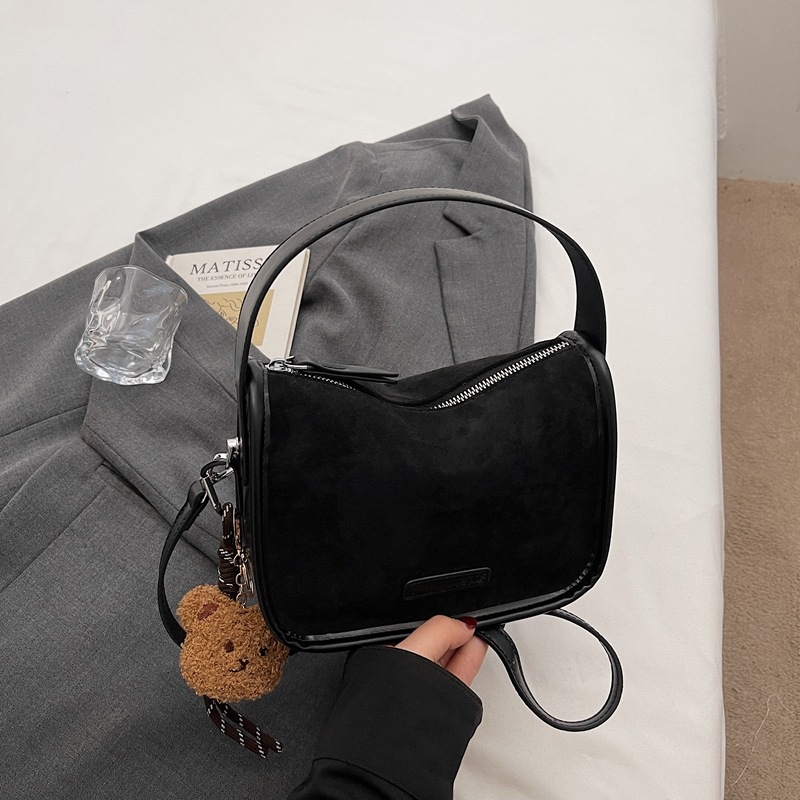 Ženska crossbody torba od brušenog velura s mat završetkom, jesensko-zimski trend, mini kvadratnog oblika, srednje veličine, zatvarač, podstava od poliestera, jedna naramenica, proljeće 2026 izdanje