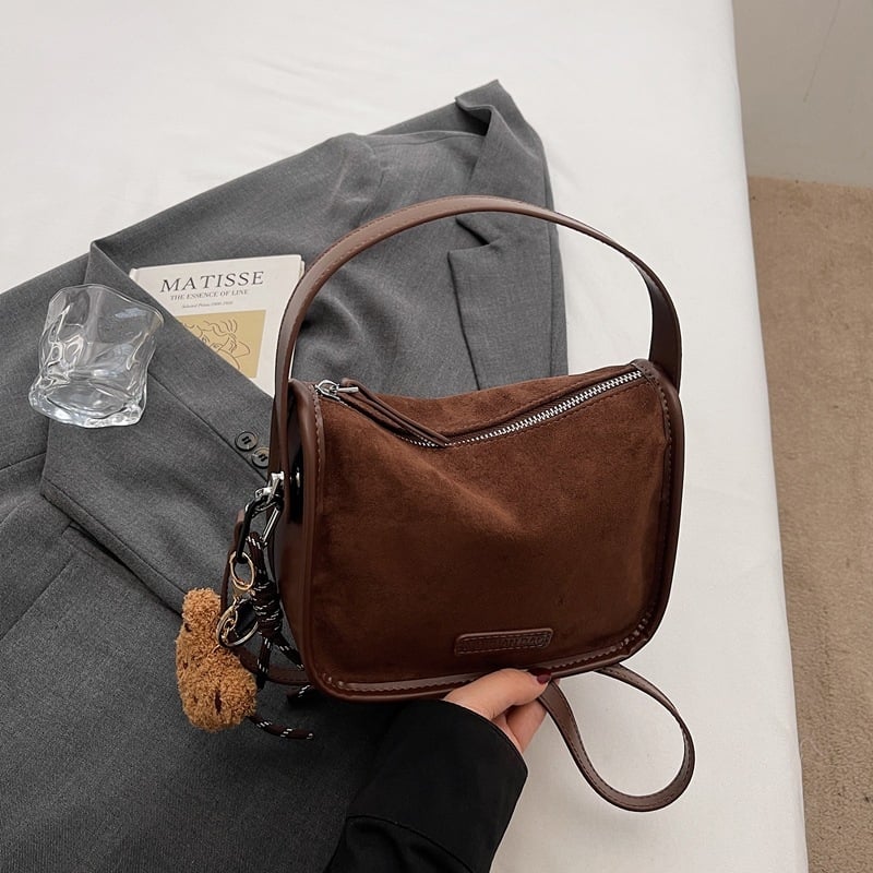 Ženska crossbody torba od brušenog velura s mat završetkom, jesensko-zimski trend, mini kvadratnog oblika, srednje veličine, zatvarač, podstava od poliestera, jedna naramenica, proljeće 2026 izdanje