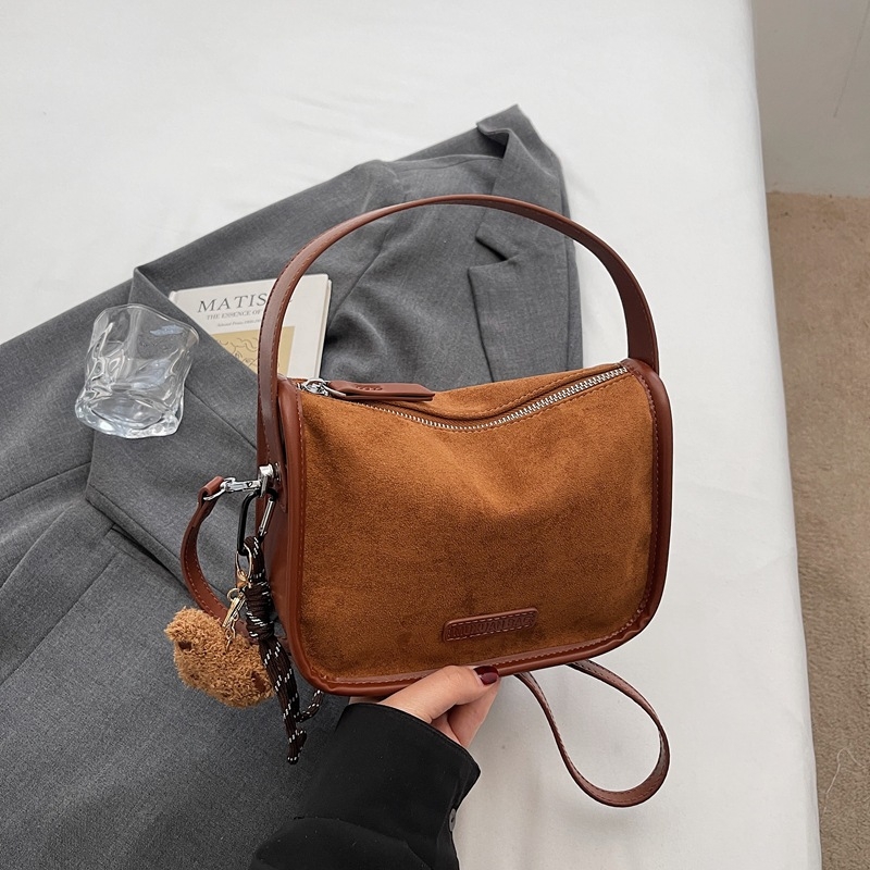 Ženska crossbody torba od brušenog velura s mat završetkom, jesensko-zimski trend, mini kvadratnog oblika, srednje veličine, zatvarač, podstava od poliestera, jedna naramenica, proljeće 2026 izdanje