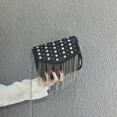 Ženska mala crna torbica, proljeće 2019, vintage riveti, crossbody s lancem i resicama