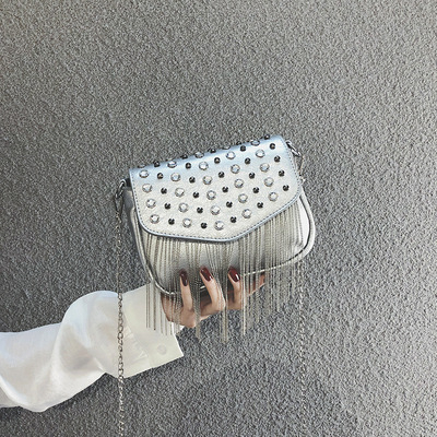 Ženska mala crna torbica, proljeće 2019, vintage riveti, crossbody s lancem i resicama