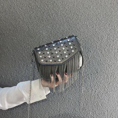 Ženska mala crna torbica, proljeće 2019, vintage riveti, crossbody s lancem i resicama