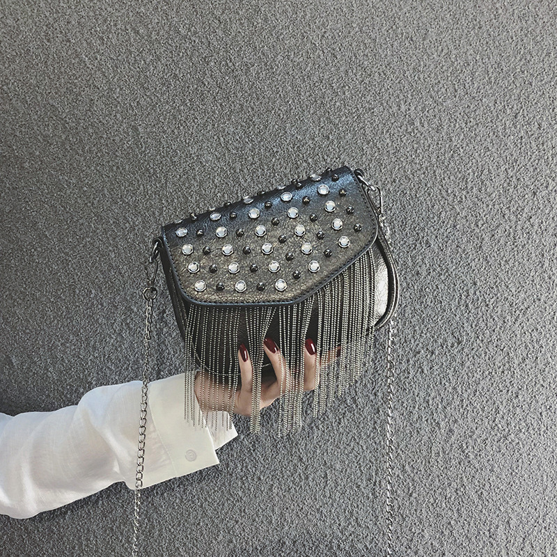 Ženska mala crna torbica, proljeće 2019, vintage riveti, crossbody s lancem i resicama