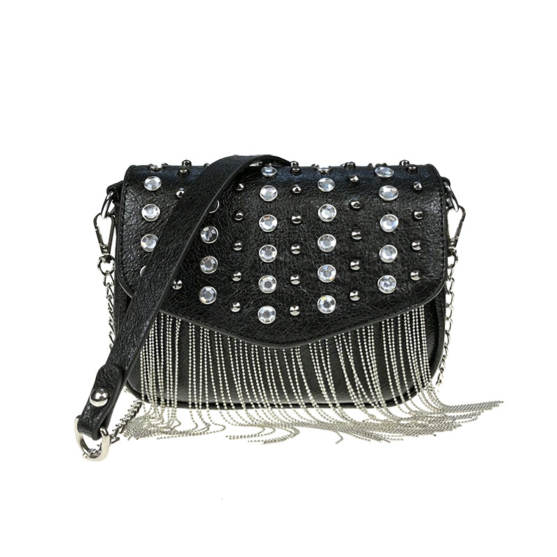 Ženska mala crna torbica, proljeće 2019, vintage riveti, crossbody s lancem i resicama