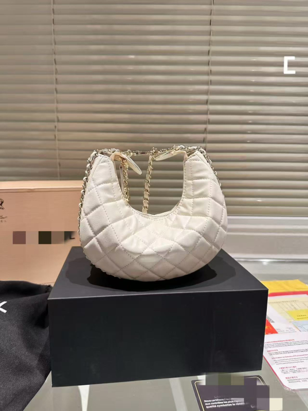 Torba preko tijela s quiltom u rombovima i lancem, mala veličina, oblik polumjeseca, korejski retro stil, PVC