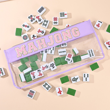 Geantă personalizată impermeabilă pentru cosmetice, cu broderie de litere Mahjong, PVC, compartiment mare pentru igienă personală. Disponibilă în verde, roz, mov și roșu trandafir.