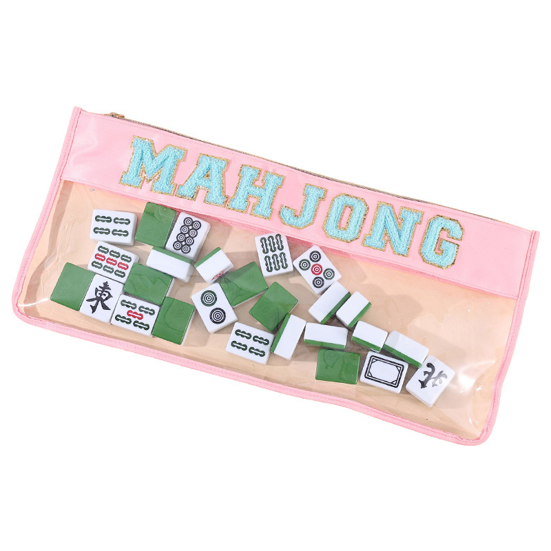 Geantă personalizată impermeabilă pentru cosmetice, cu broderie de litere Mahjong, PVC, compartiment mare pentru igienă personală. Disponibilă în verde, roz, mov și roșu trandafir.