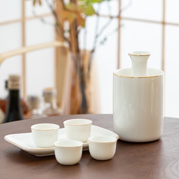 Set de sake din porțelan, alb jad, stil japonez, 9 piese: recipient pentru turnare, recipient încălzitor, farfurie și pahare (4 sau 6), siglă personalizată