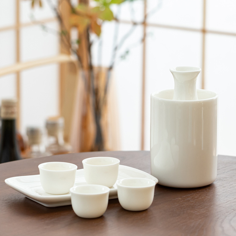 Set de sake din porțelan, alb jad, stil japonez, 9 piese: recipient pentru turnare, recipient încălzitor, farfurie și pahare (4 sau 6), siglă personalizată