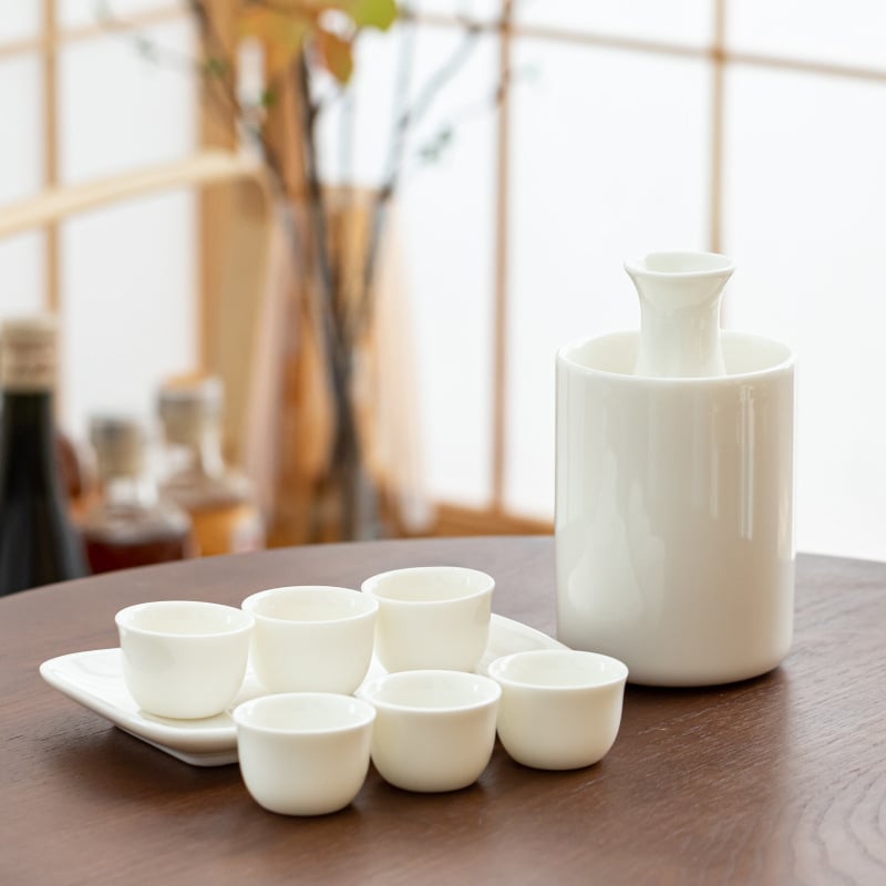 Set de sake din porțelan, alb jad, stil japonez, 9 piese: recipient pentru turnare, recipient încălzitor, farfurie și pahare (4 sau 6), siglă personalizată