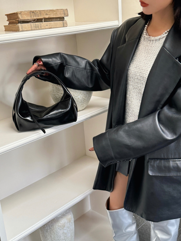 Prava kožna torbica u dumpling stilu, mala crossbody torba za žene, lagani luksuz