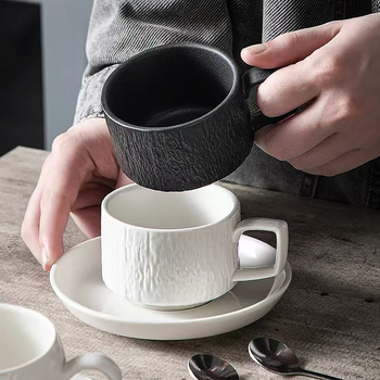 Черно-бял керамичен комплект чаша и чинийка, каменен модел, за кафе и чай