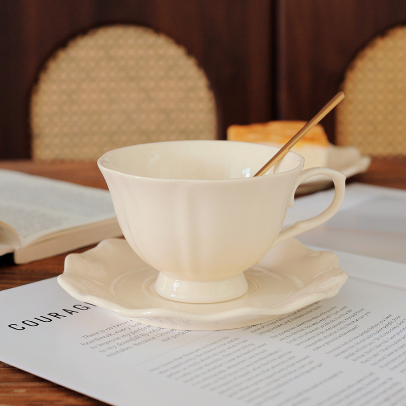 Set de cafea în stil franțuzesc, cu ceașcă și farfurioară, ceașcă înaltă, ceramică pentru mic dejun