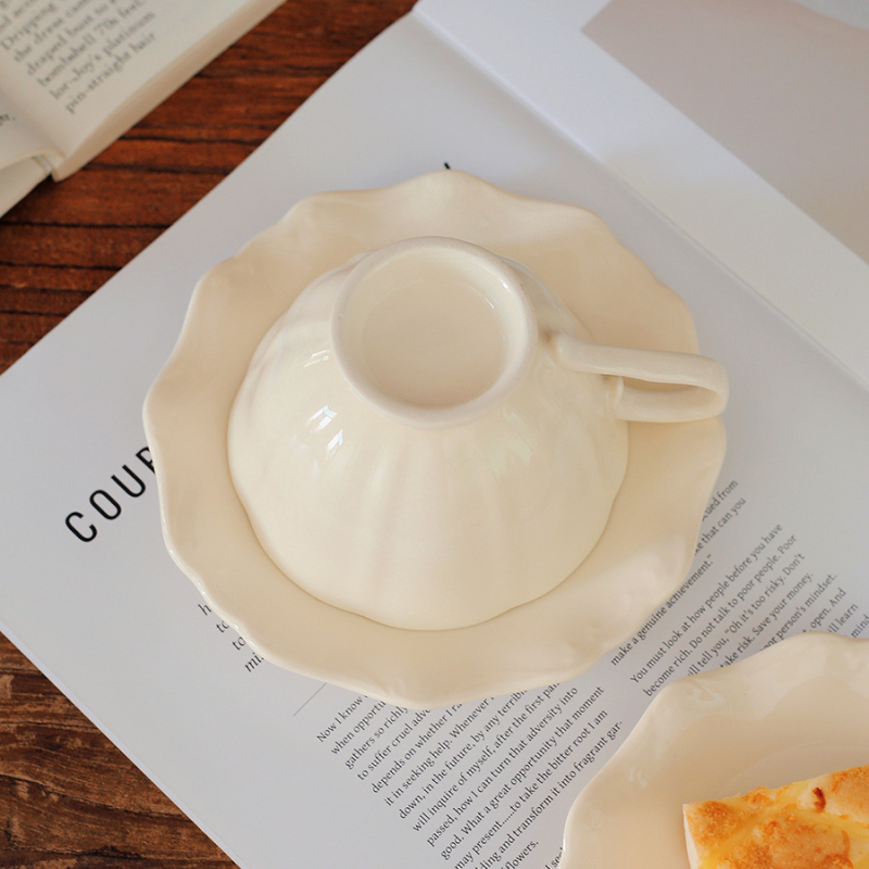 Set de cafea în stil franțuzesc, cu ceașcă și farfurioară, ceașcă înaltă, ceramică pentru mic dejun