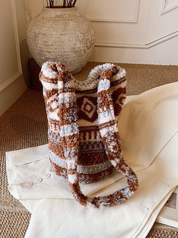 Pliš torbica bucket s motivom srca, leopard print i točkasti uzorak, preko ramena