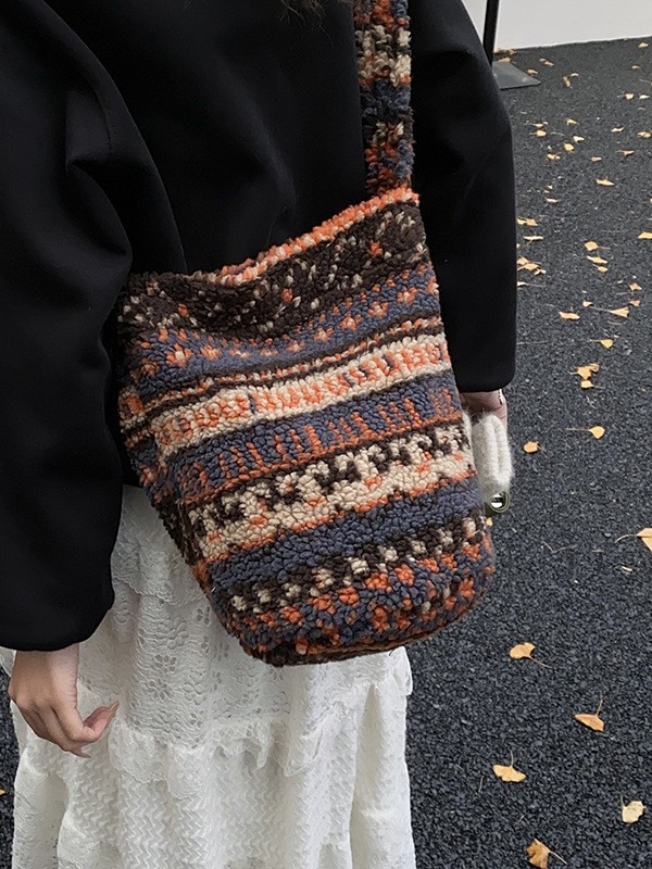Pliš torbica bucket s motivom srca, leopard print i točkasti uzorak, preko ramena