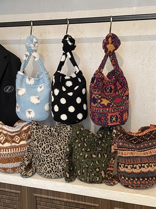 Pliš torbica bucket s motivom srca, leopard print i točkasti uzorak, preko ramena