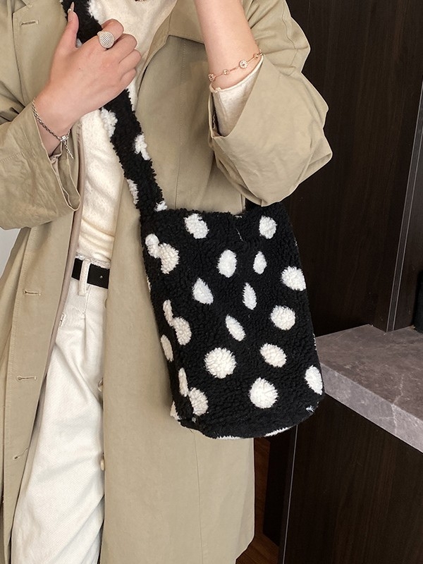 Pliš torbica bucket s motivom srca, leopard print i točkasti uzorak, preko ramena