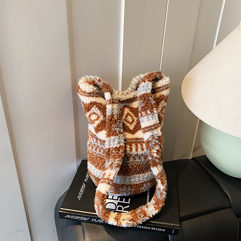 Pliš torbica bucket s motivom srca, leopard print i točkasti uzorak, preko ramena
