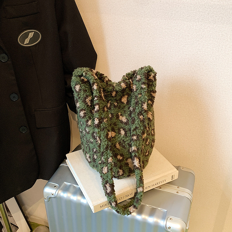 Pliš torbica bucket s motivom srca, leopard print i točkasti uzorak, preko ramena