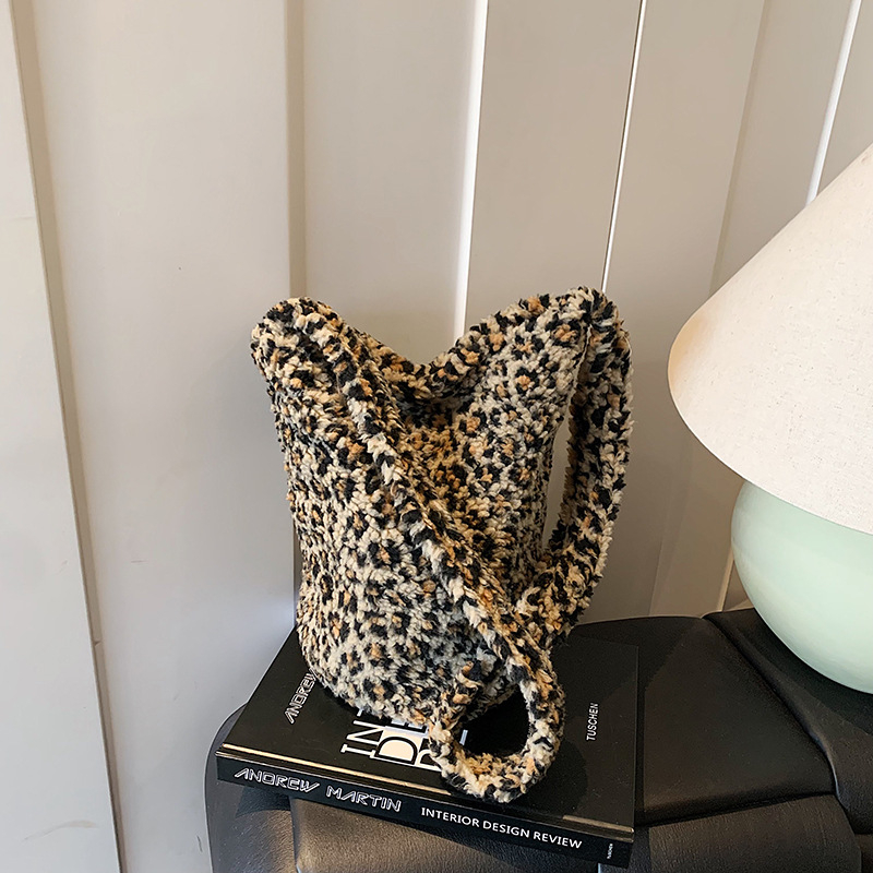 Pliš torbica bucket s motivom srca, leopard print i točkasti uzorak, preko ramena