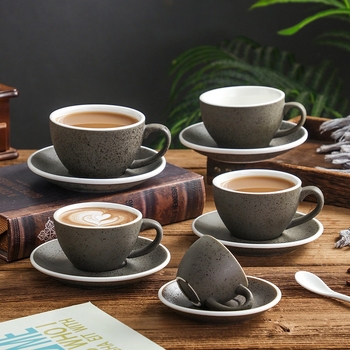 Set creativ de cești și farfurioare pentru cafea, cu cești mari de tip american și cești în stil european pentru cappuccino/latte, cu logo