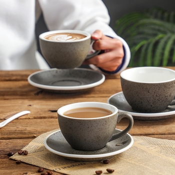 Set creativ de cești și farfurioare pentru cafea, cu cești mari de tip american și cești în stil european pentru cappuccino/latte, cu logo