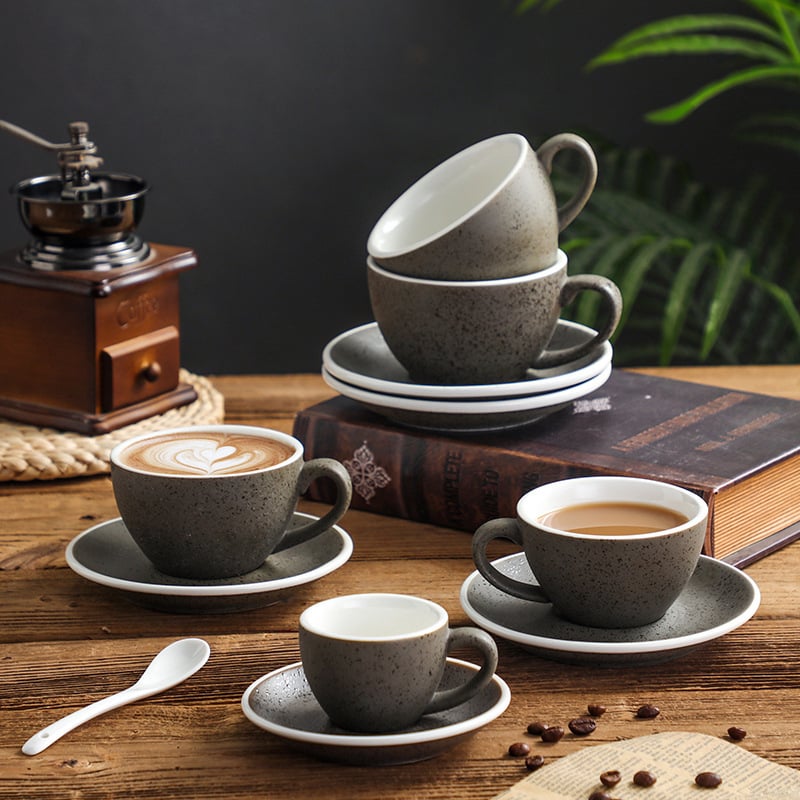 Set creativ de cești și farfurioare pentru cafea, cu cești mari de tip american și cești în stil european pentru cappuccino/latte, cu logo