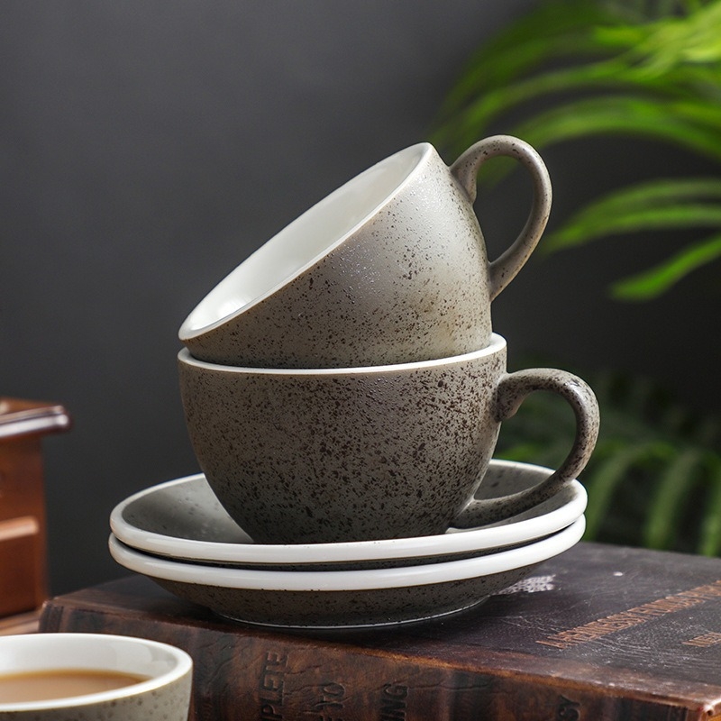 Set creativ de cești și farfurioare pentru cafea, cu cești mari de tip american și cești în stil european pentru cappuccino/latte, cu logo