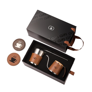 Set cadou cafea pentru preparare manuală: ceainic pour-over și ceașcă de cafea într-o cutie cadou