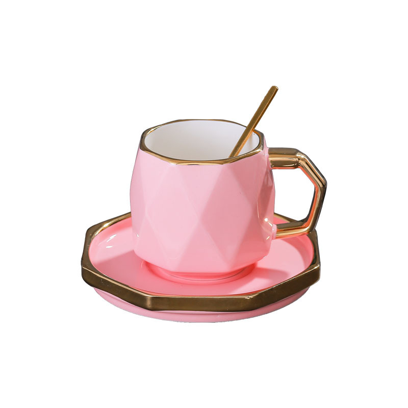 Set ceramic creativ pentru cafea: ceașcă, farfurioară, tavă cu margine aurie și lingură.
