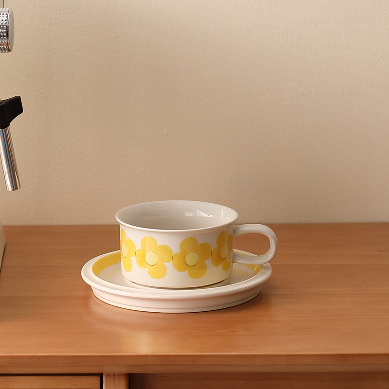 Set de cafea retro, ceașcă și farfurioară din ceramică pictată manual cu flori