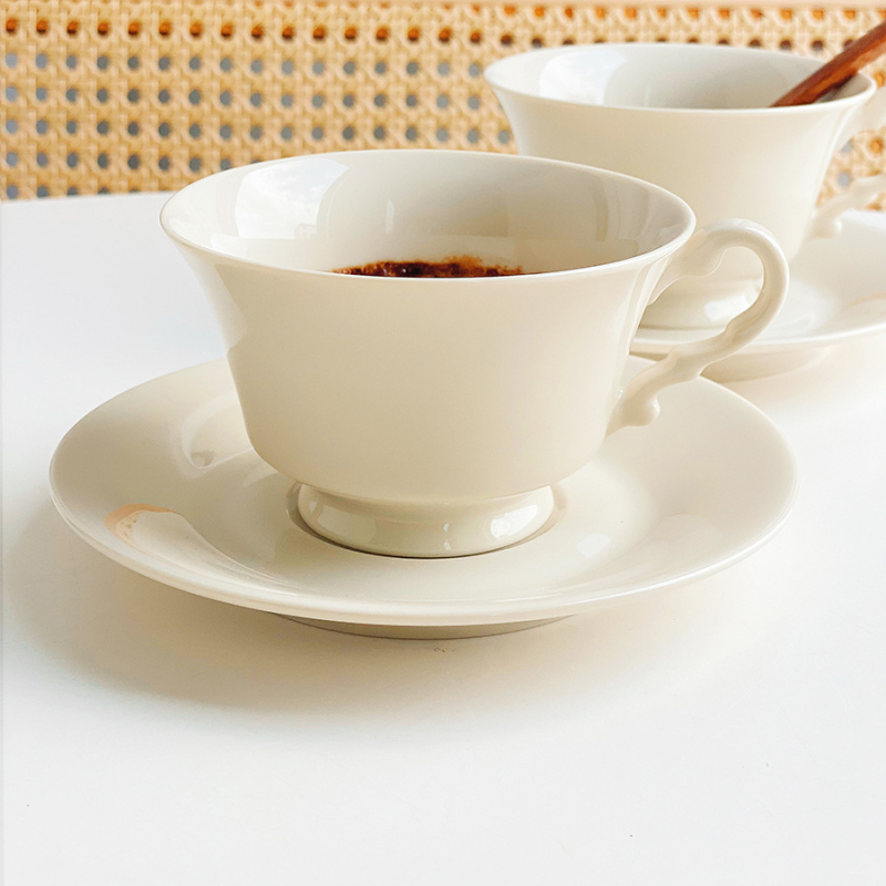 Set de cești de cafea cu farfurie, în stil franțuzesc, ceramică galben-lăptos, compactă și elegantă pentru birou