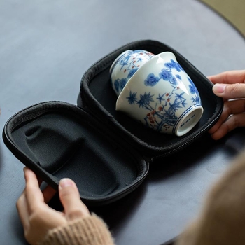 Set de ceai Kung Fu pentru călătorii, ceramică alb-bleu, cu o ceainică și două cești, într-o husă portabilă