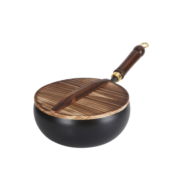 Wok din fontă, făcut manual, cu o mare burtă și fund rotund; pentru uz casnic, stil tradițional.