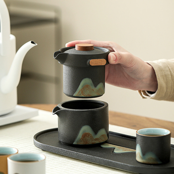 Set ceramic de ceai pentru călătorii, ceainic și patru cești – cadou corporativ ideal