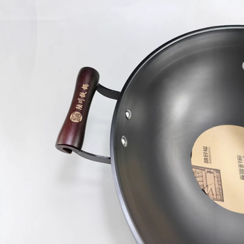 Wok din fier, cu două mânere, bază rotundă, netencuit, realizat manual