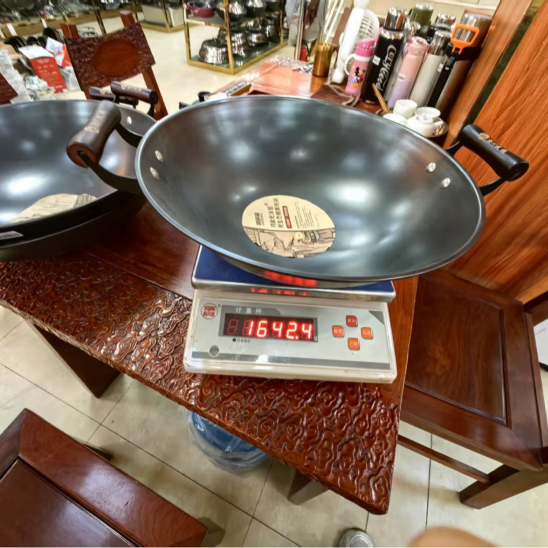 Wok din fier, cu două mânere, bază rotundă, netencuit, realizat manual