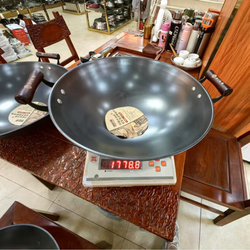 Wok din fier, cu două mânere, bază rotundă, netencuit, realizat manual