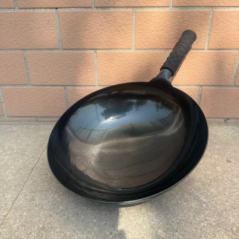 Wok tradițional din fier forjat manual, cu fund rotund, fără strat, antiaderent natural cu pregătire corespunzătoare, pentru plită cu gaz, gătit acasă, cu capac din lemn; dimensiuni 30/32/34 cm