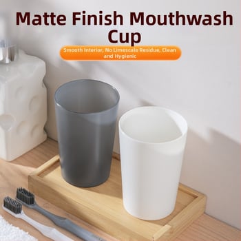 Minimalistický matný plastový pohár na zubnú kefku, kloktanie a pitie pre domáce použitie