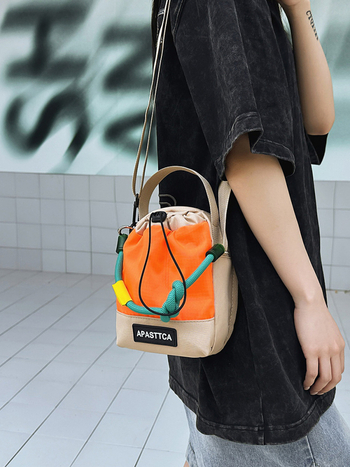 Nova moderna crossbody torba na jedno rame s velikim pretincom za bocu vode, prijenosna torba za bocu, cilindrična bucket torba za muškarce i žene, za vanjske aktivnosti