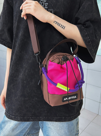 Nova moderna crossbody torba na jedno rame s velikim pretincom za bocu vode, prijenosna torba za bocu, cilindrična bucket torba za muškarce i žene, za vanjske aktivnosti