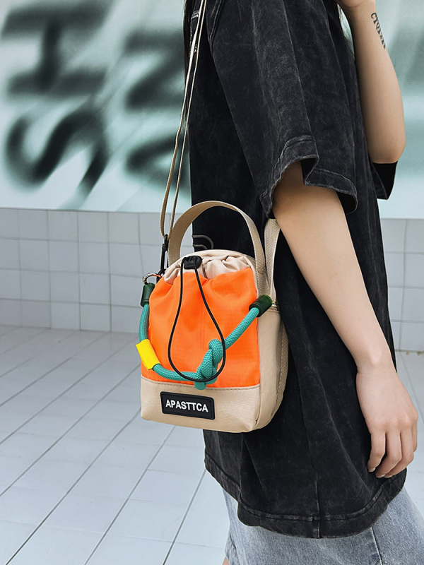 Nova moderna crossbody torba na jedno rame s velikim pretincom za bocu vode, prijenosna torba za bocu, cilindrična bucket torba za muškarce i žene, za vanjske aktivnosti