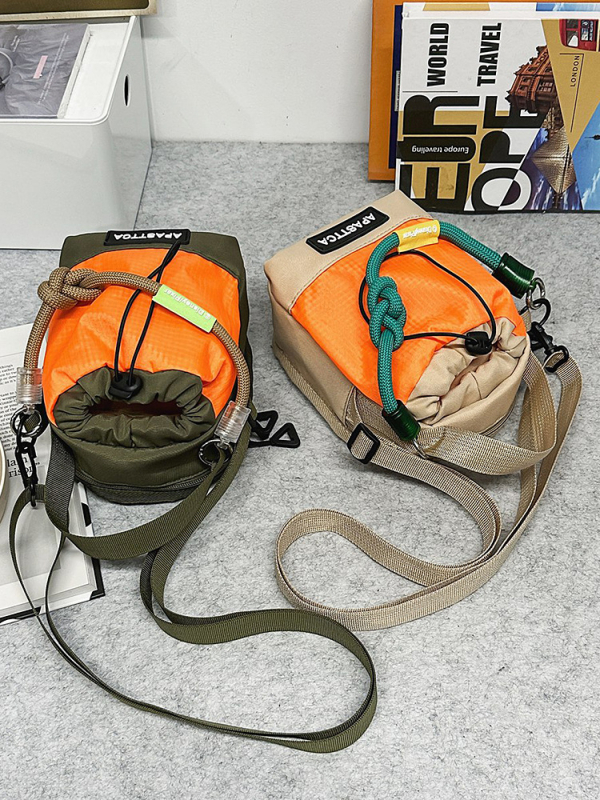 Nova moderna crossbody torba na jedno rame s velikim pretincom za bocu vode, prijenosna torba za bocu, cilindrična bucket torba za muškarce i žene, za vanjske aktivnosti