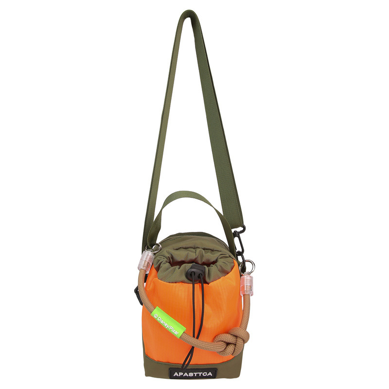 Nova moderna crossbody torba na jedno rame s velikim pretincom za bocu vode, prijenosna torba za bocu, cilindrična bucket torba za muškarce i žene, za vanjske aktivnosti